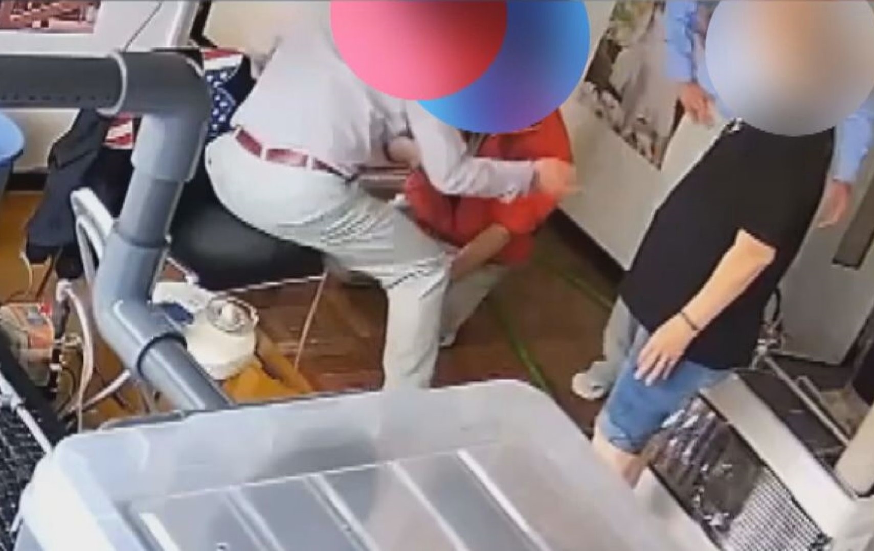 拳を振り下ろす社長とみられる人物(提供:視聴者)