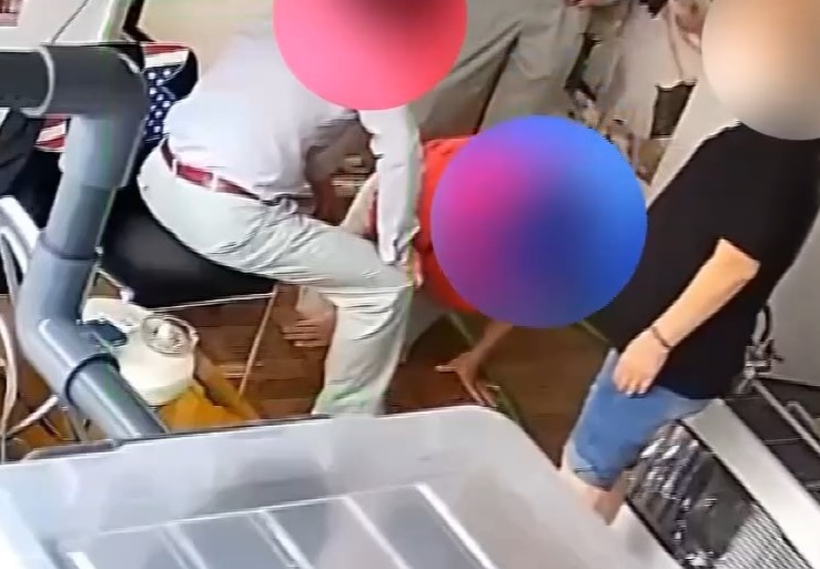 倒れ込む従業員（提供：視聴者）