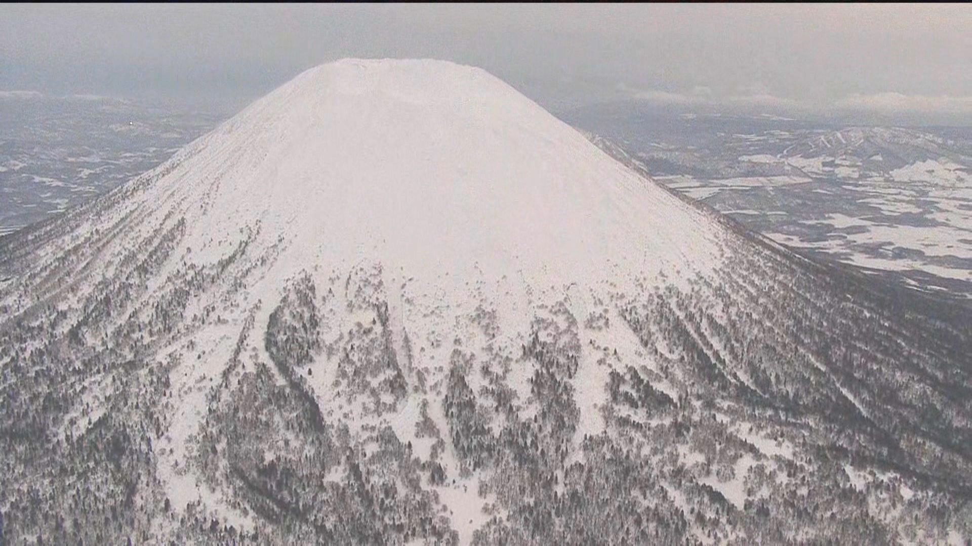 "半袖・短パン"外国人カップルが“雪山”に登山…9合目で「寒さで動けない」110番通報し警察のヘリで救助―イギリスから観光客〈北海道羊蹄山〉