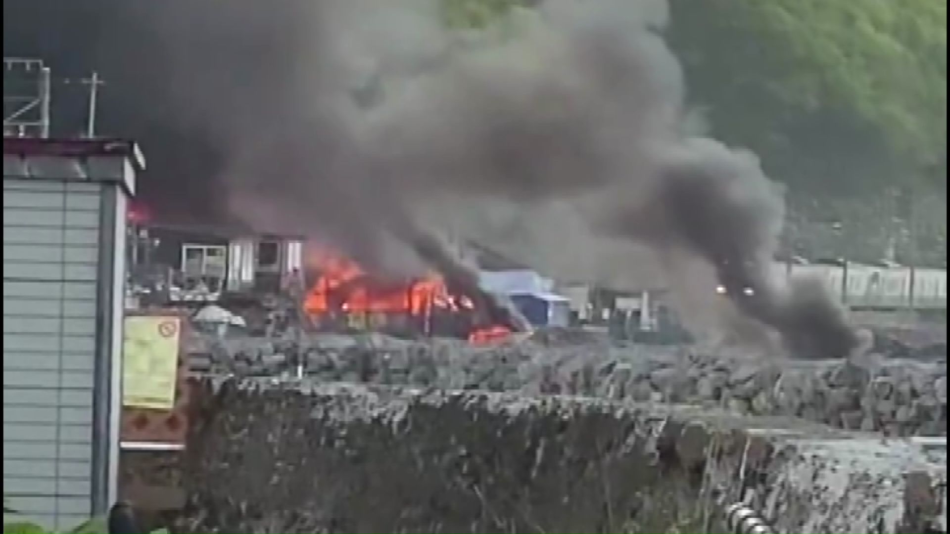 JR沿線火事から一夜明け運転再開…小樽駅も混乱なし【番屋5棟と船2隻が全焼】警察が出火原因を調査〈北海道小樽市〉