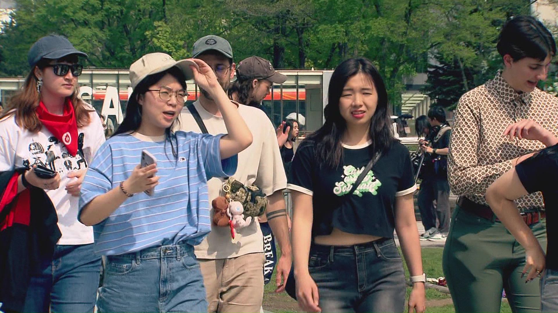 半袖で札幌を歩く人たち