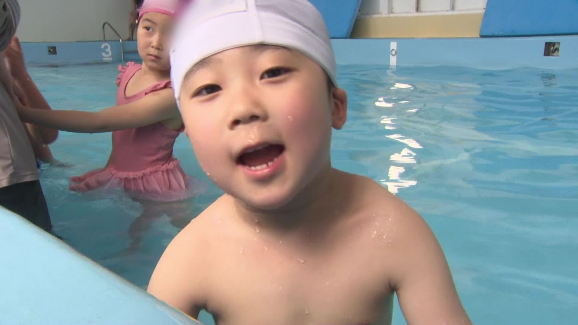 プールを楽しむ園児