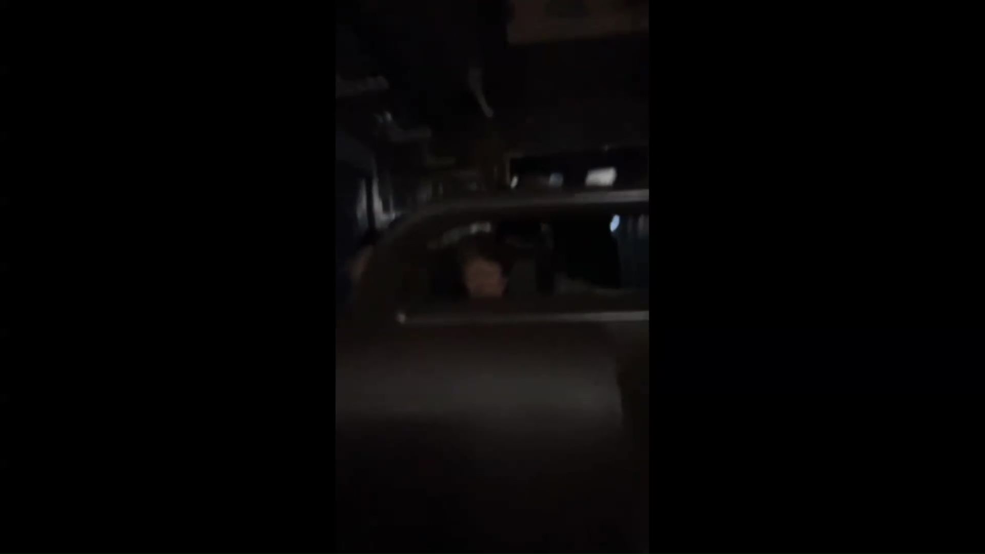 電気が消え真っ暗な車内