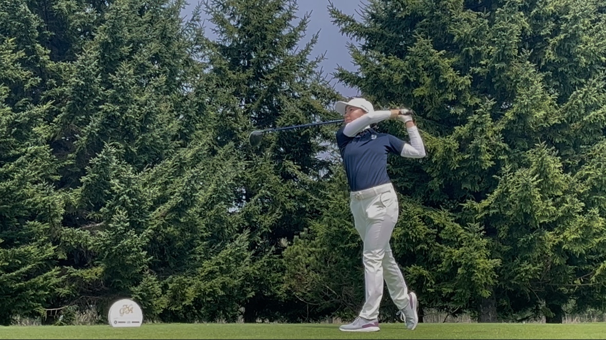 ティーショットを打つ”斎藤碧夏”選手