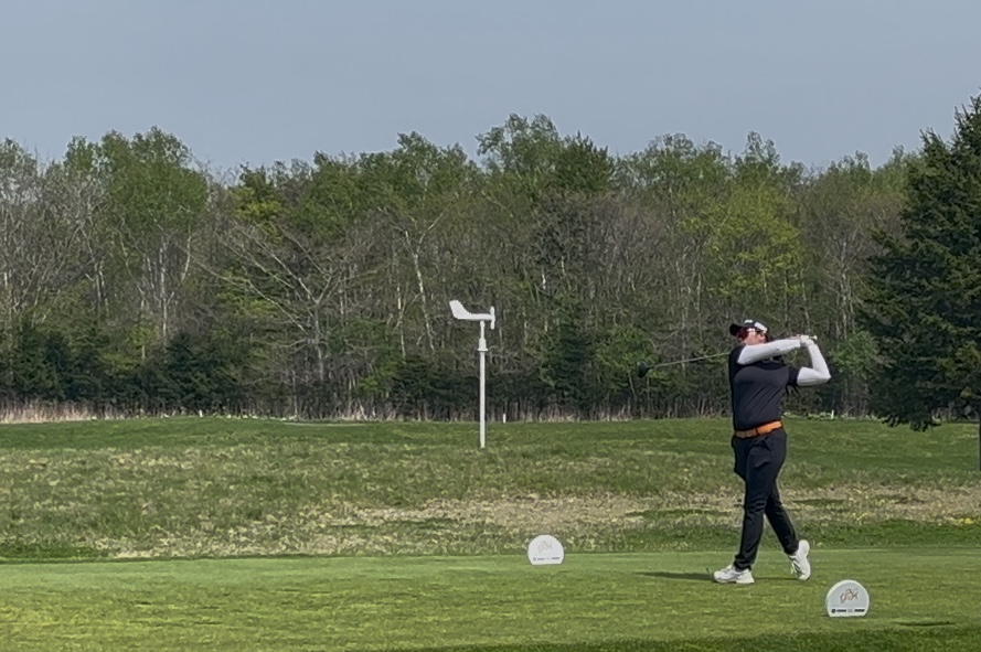 ティーショットを打つ”根田うの”選手