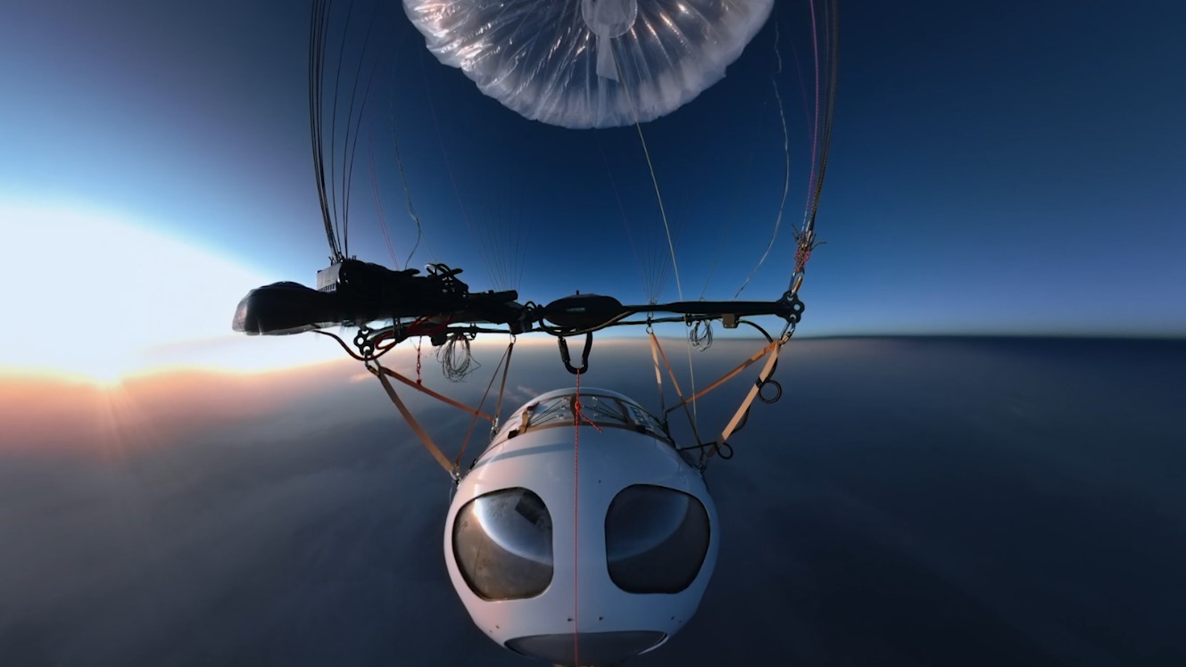 気球で成層圏まで上昇し宇宙と地球の輪郭を見ることができる