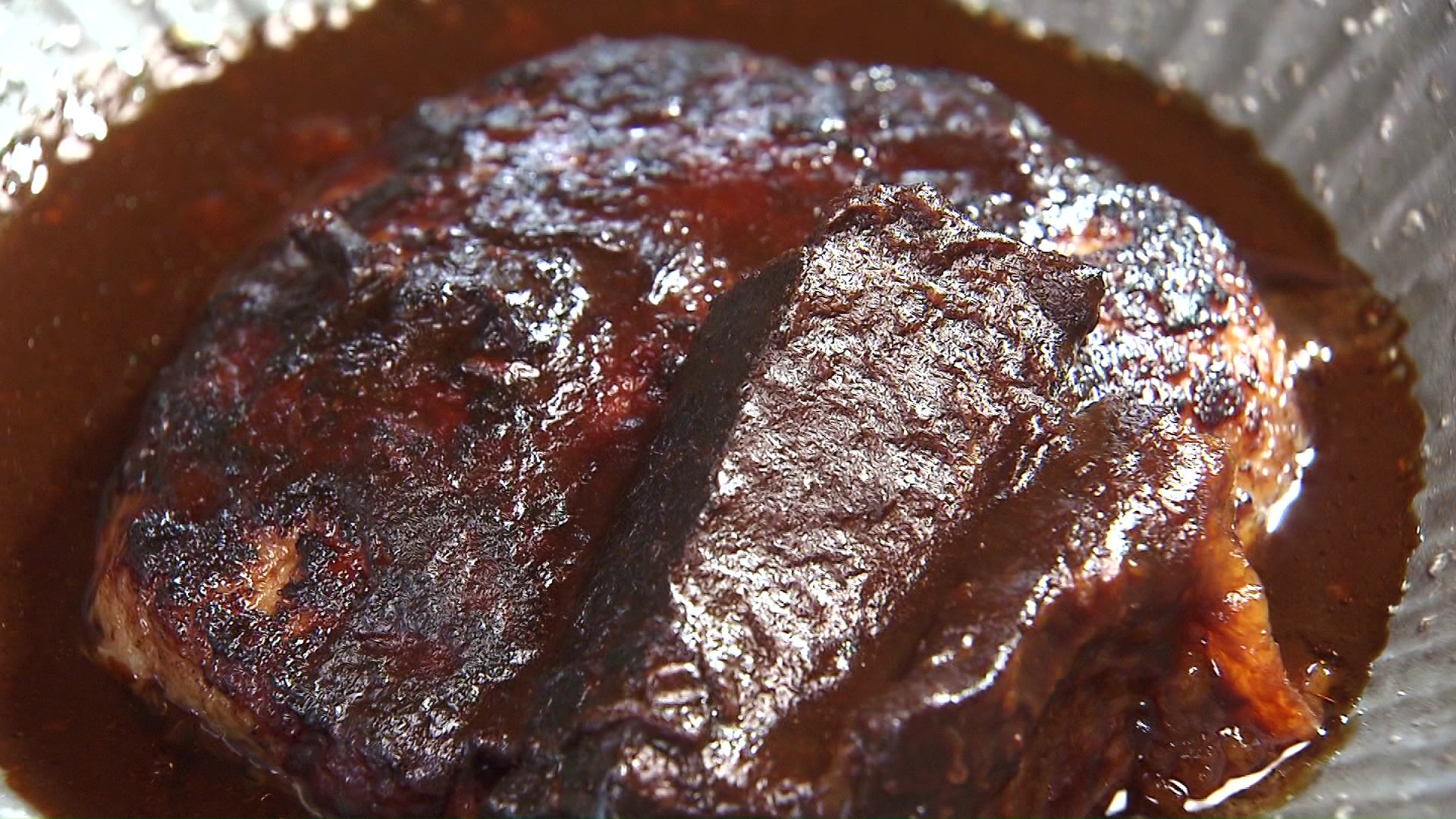 池田牛と当別産のスマイルポークを使った煮込みハンバーグ