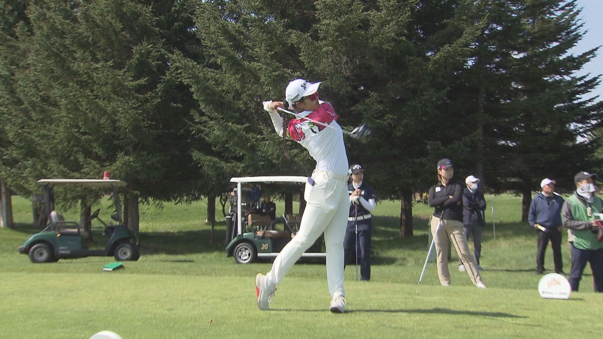 1H Teeショットする根田うの選手