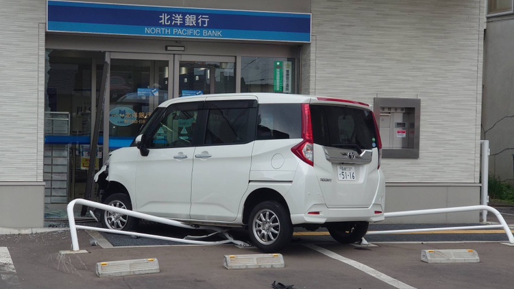 銀行に突っ込んだ車（函館市湯川町）