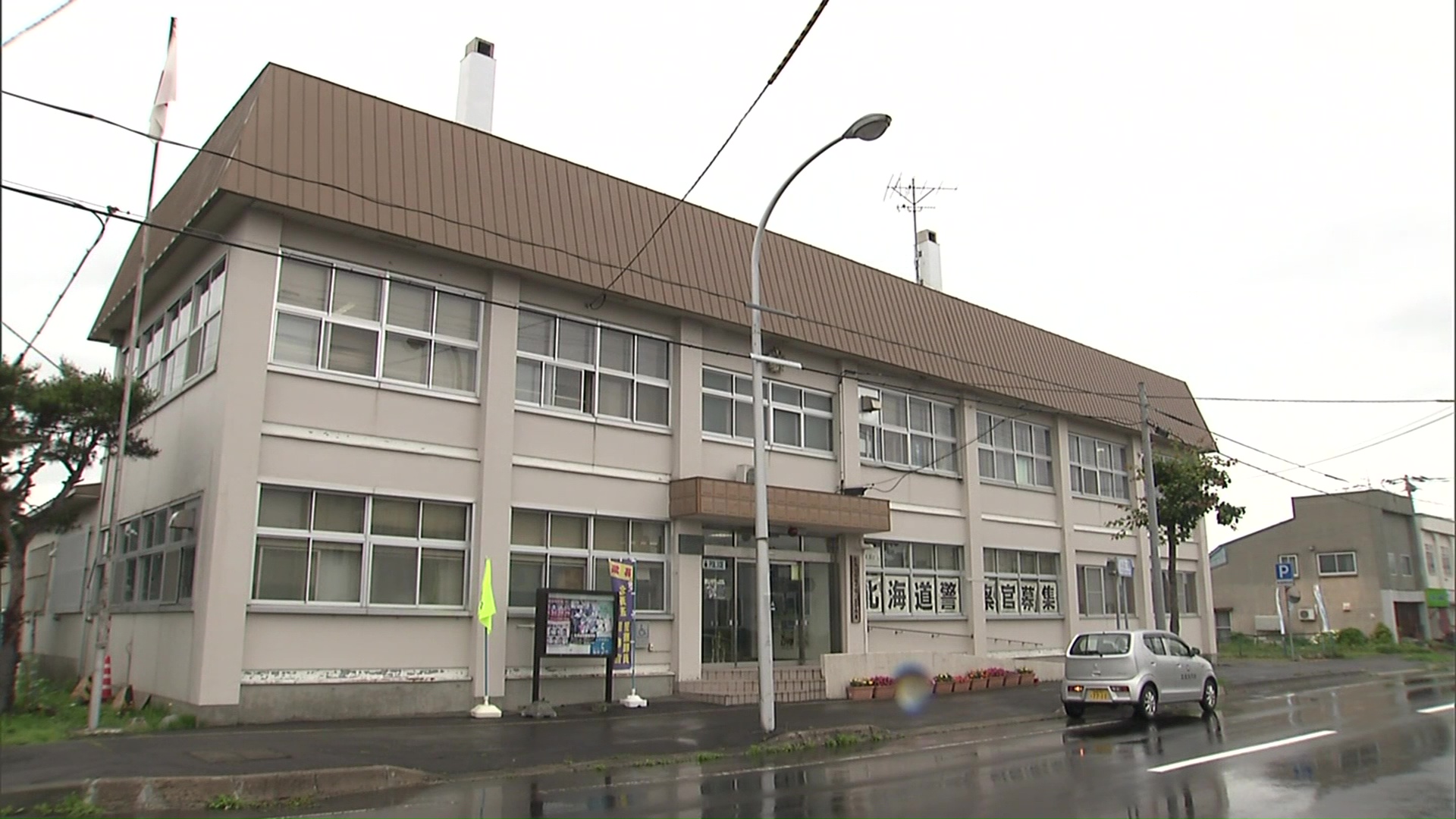 事故の状況を調べる北海道警八雲署