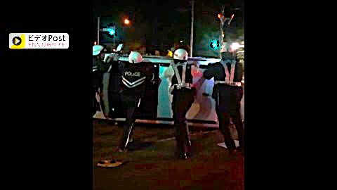 横転した軽乗用車（撮影：視聴者　ビデオポストより）