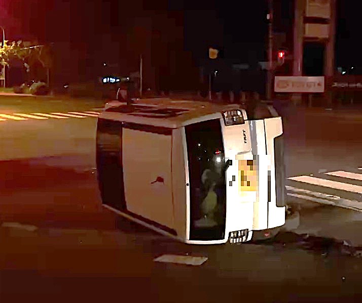 【現場から逃走】車2台が交差点で衝突し軽乗用車が横転、運転手の20代女性とペットの犬がケガ→一方の車は現場から逃走