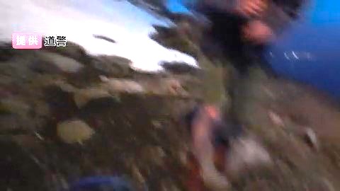 ハーフパンツ姿の男性(提供:道警)