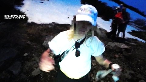 半そで姿の女性（道警のXより）
