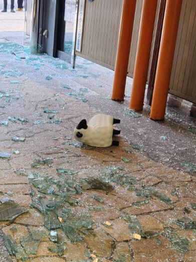 大量のガラスの破片が散乱する爆発があった現場(視聴者提供)