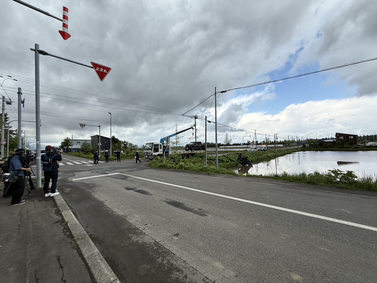 軽乗用車側に一時停止の標識が