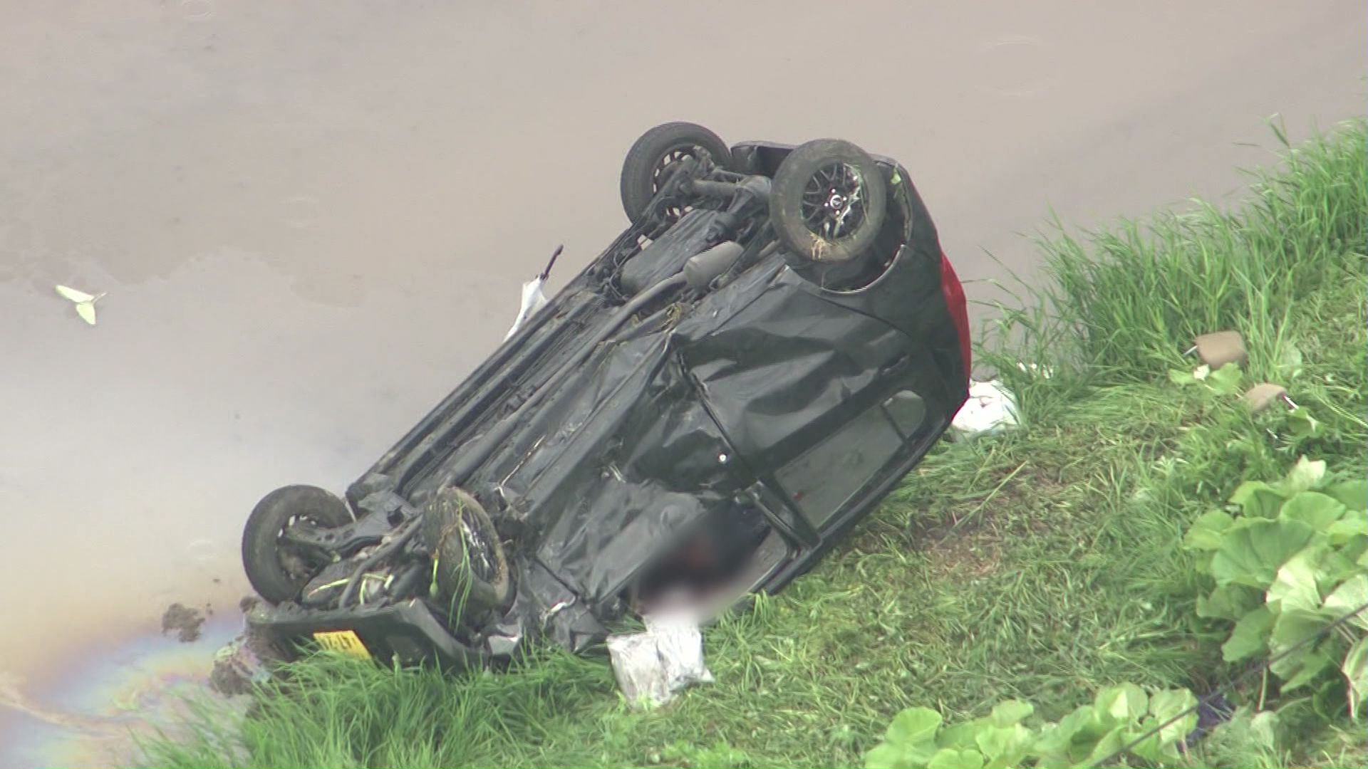 軽乗用車と乗用車が出合い頭に衝突