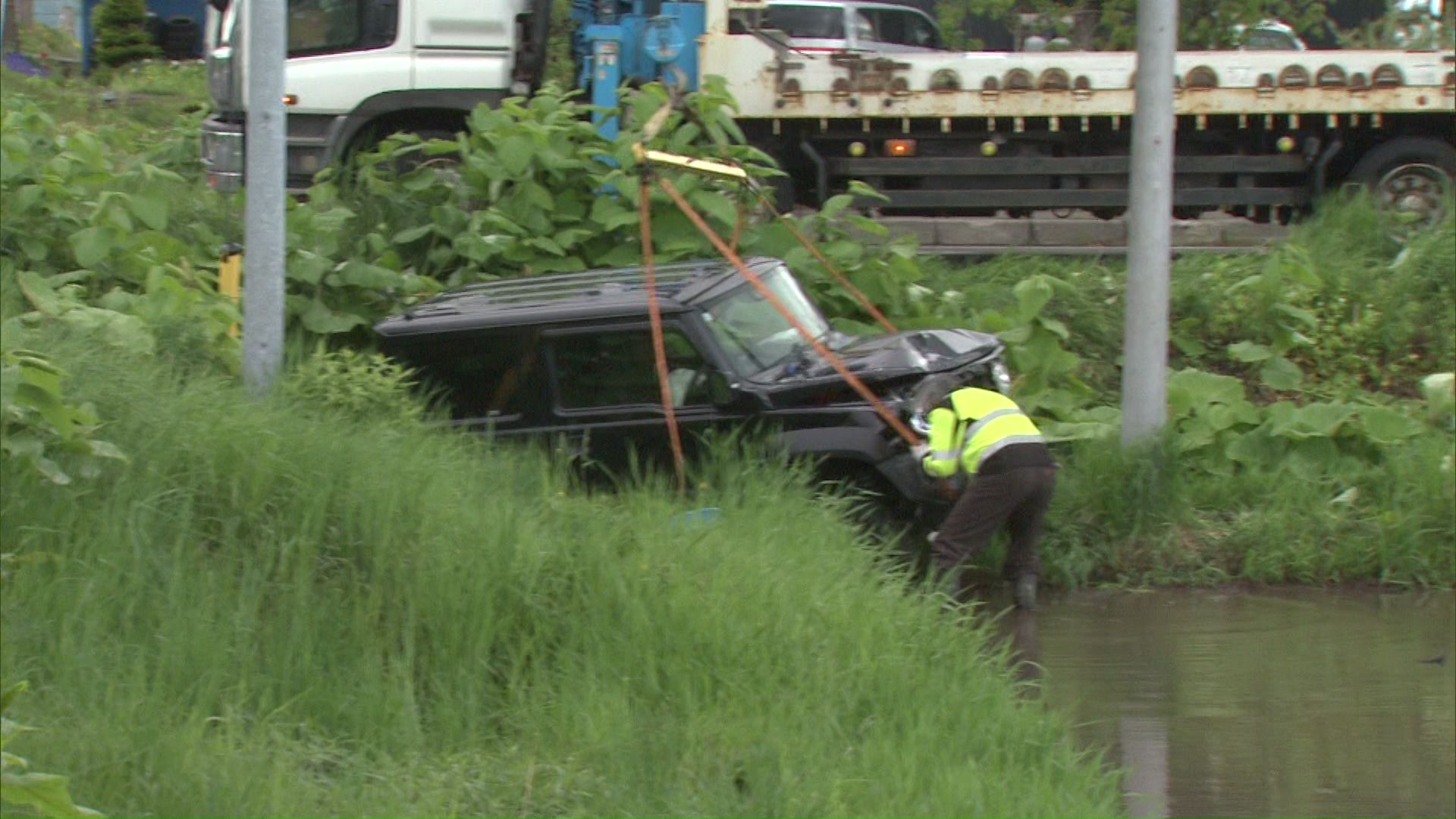 田んぼへ落下した車