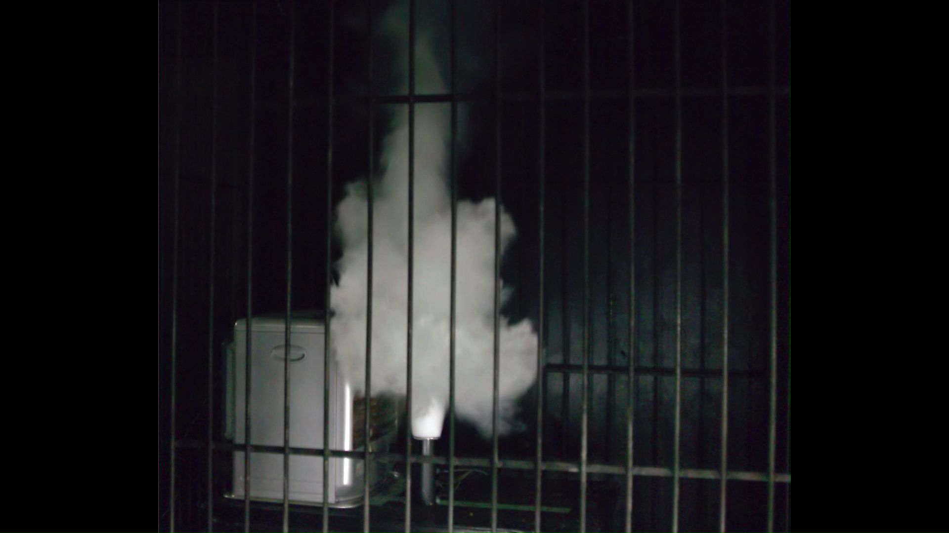 ボンベが爆発しガスが噴出(提供:製品評価技術基盤機構NITE)