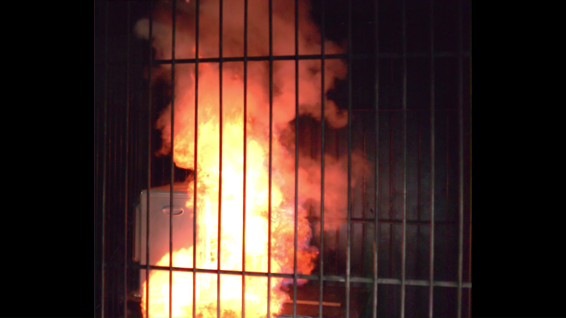 噴出されたガスに引火(提供:製品評価技術基盤機構NITE)