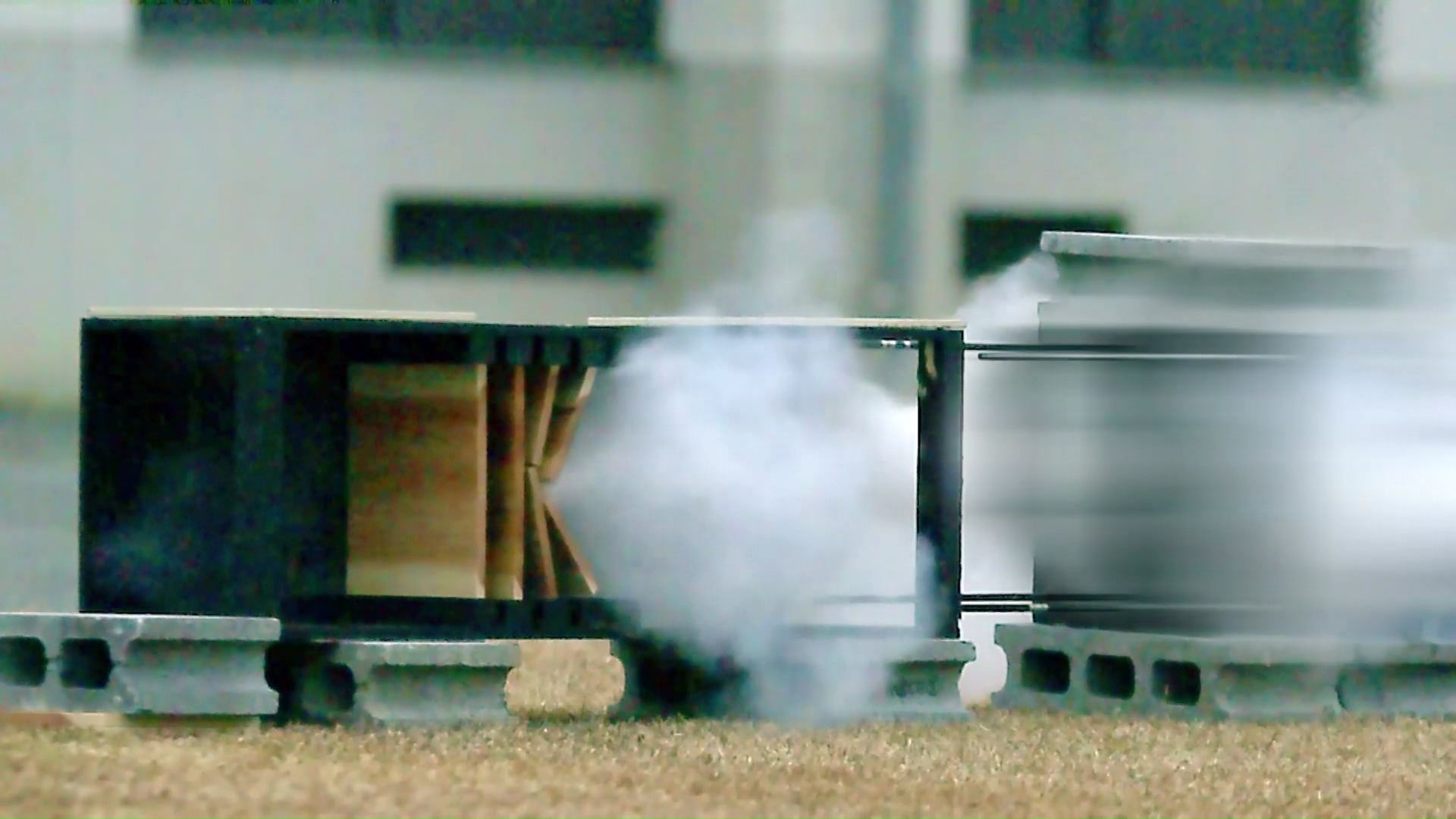 爆発の威力により割れる板(提供:製品評価技術基盤機構NITE)