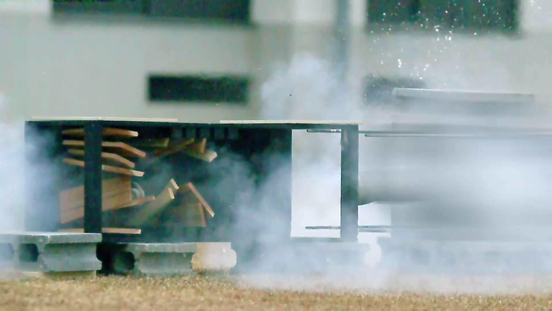 4枚の板が真っ二つに(提供:製品評価技術基盤機構NITE)