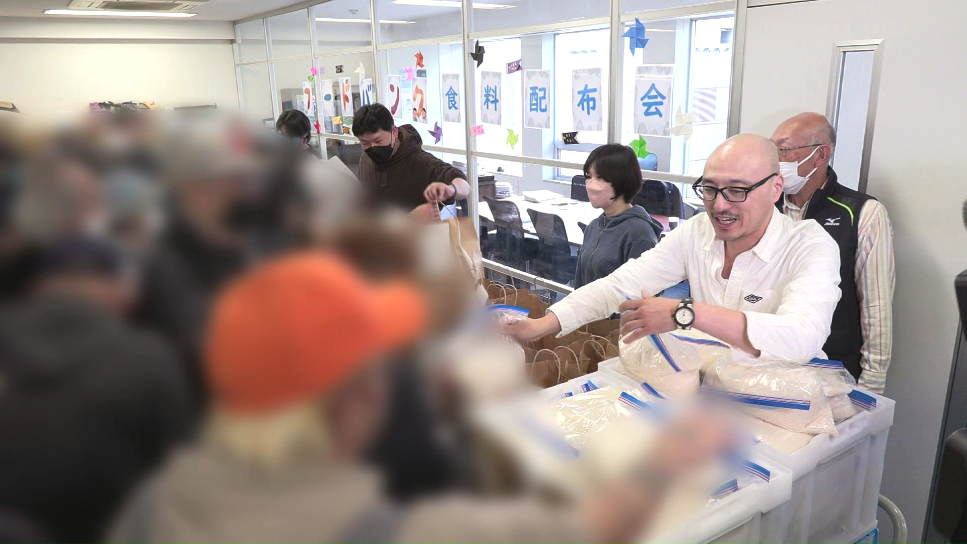 食料品の支援会の様子