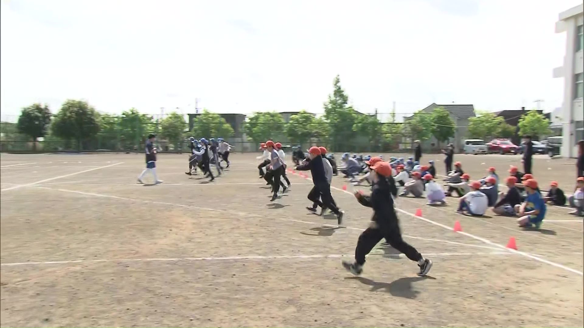 速く走るコツを伝授された子どもたち