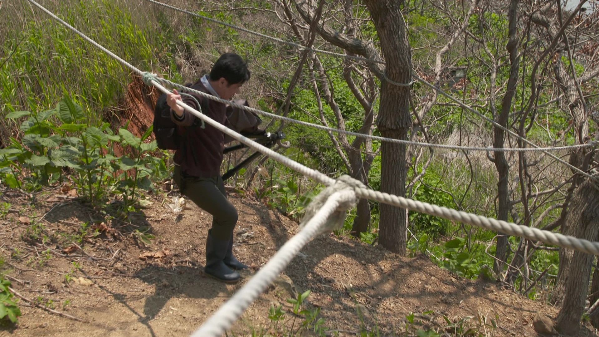 険しい山道を進む鎌田さん