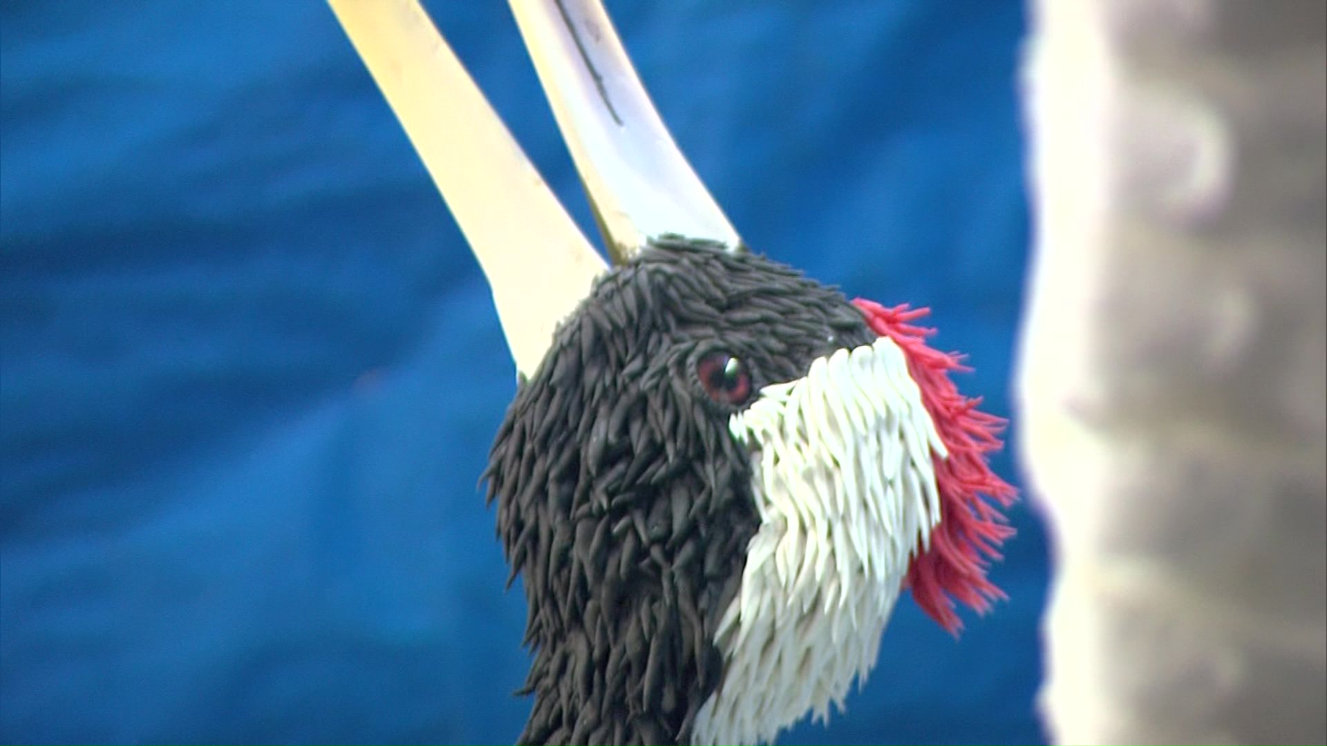 砂糖菓子を使ってタンチョウの優雅な姿を描く