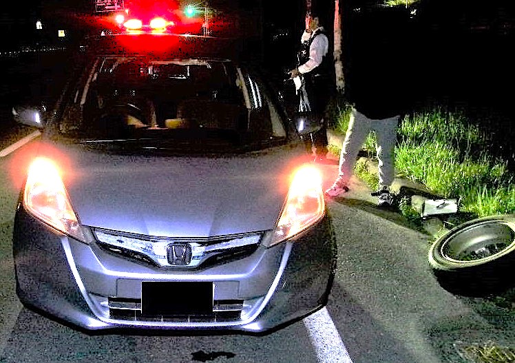 タイヤが外れた乗用車(提供:道警)