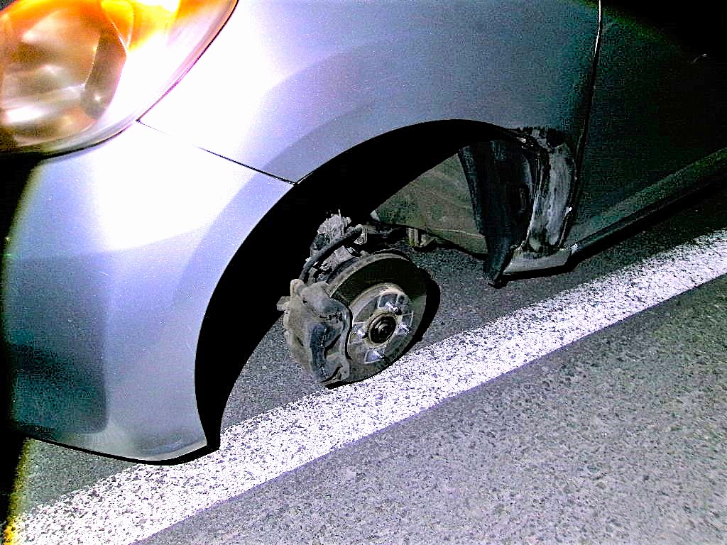 タイヤが外れた乗用車(提供:道警)