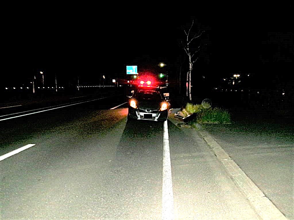 タイヤが外れた乗用車(提供:道警)