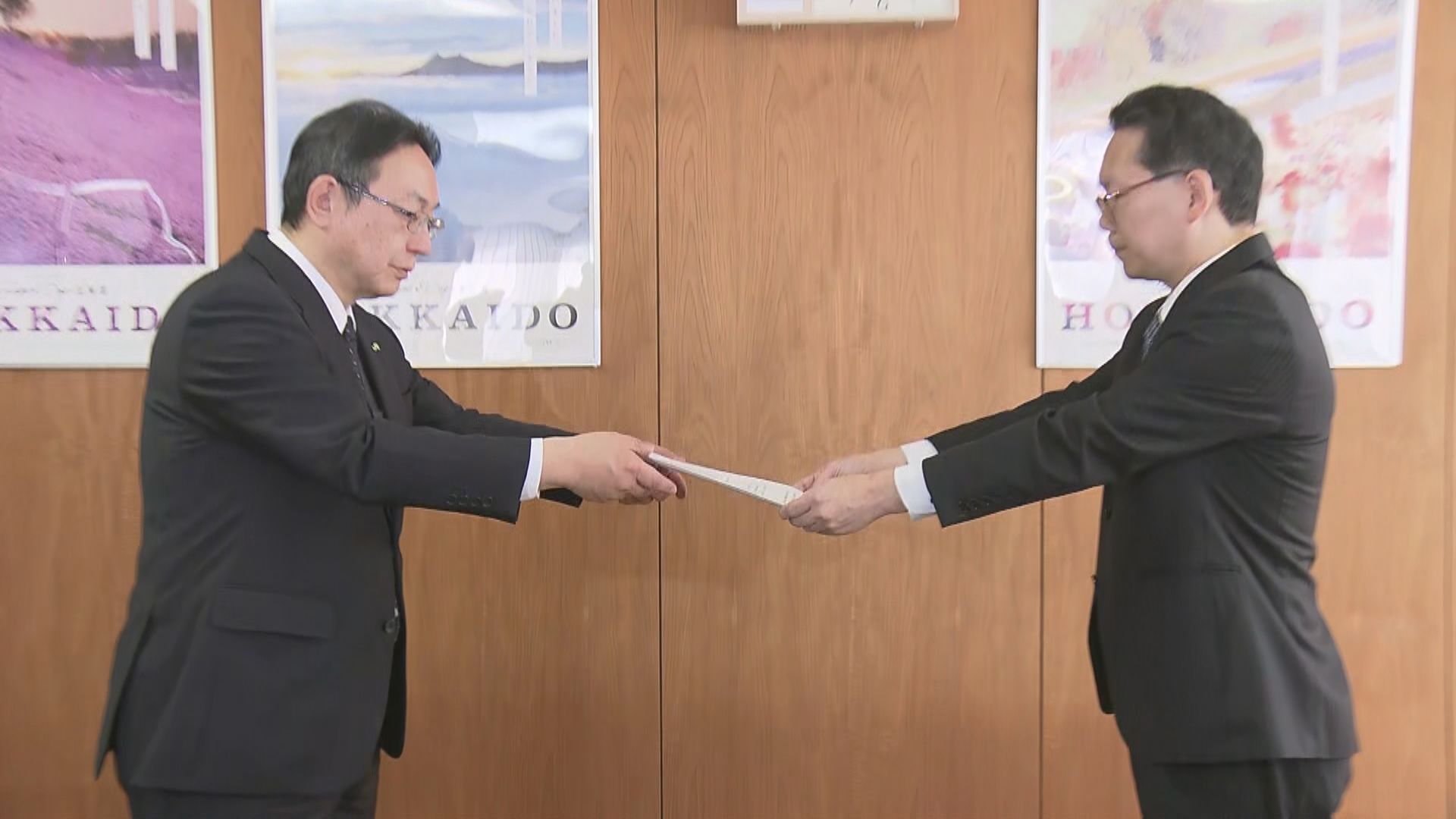 道運輸局から改善指示を受けるJR北海道の綿貫泰之社長(写真左、3月31日)