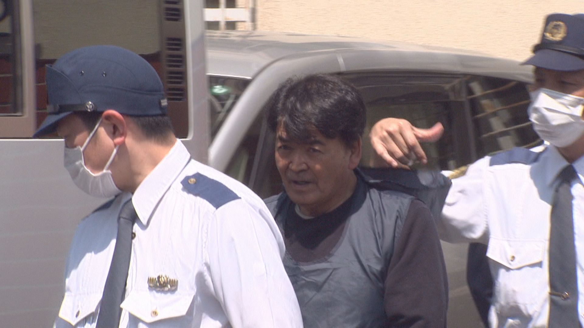 傷害容疑で送検される近江保夫容疑者(5月23日・北海道警白石署)