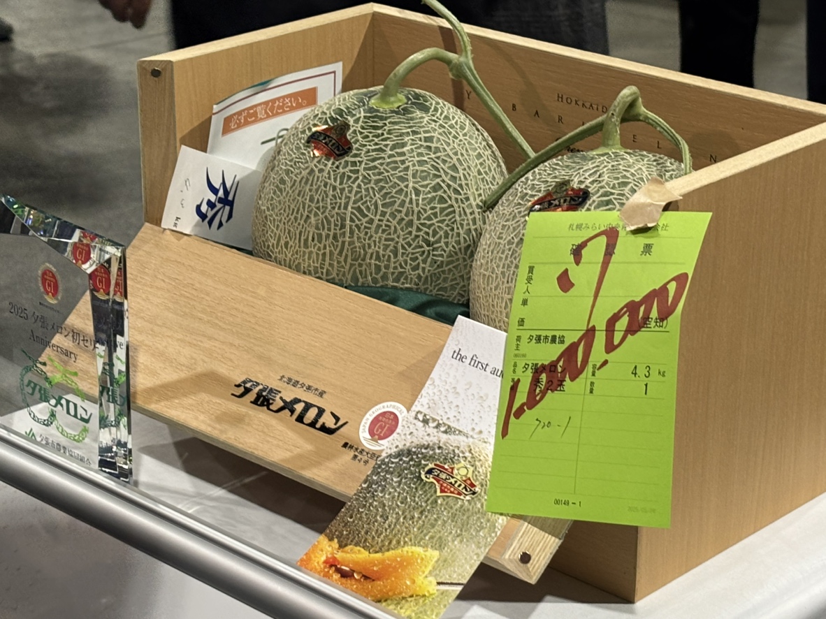 初競りで2玉100万円で競り落とされた「夕張メロン」