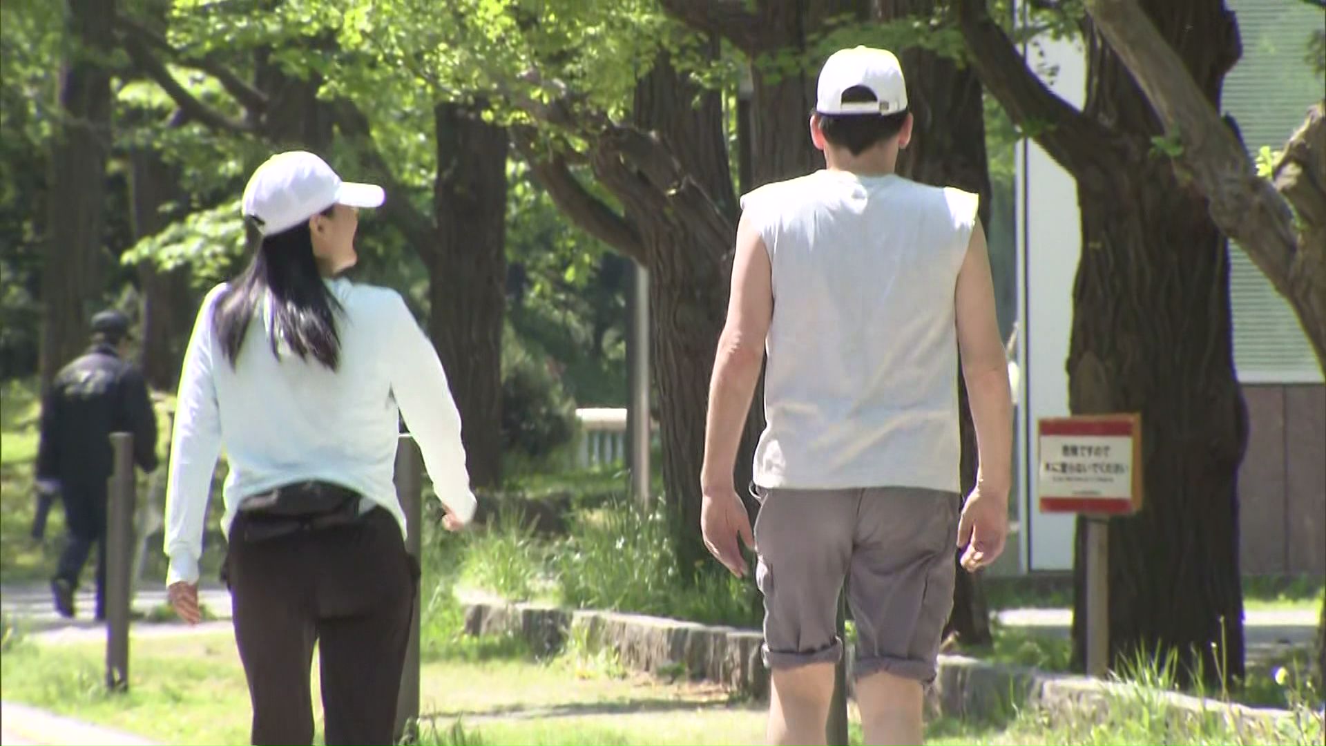 札幌市内では半袖姿の人も