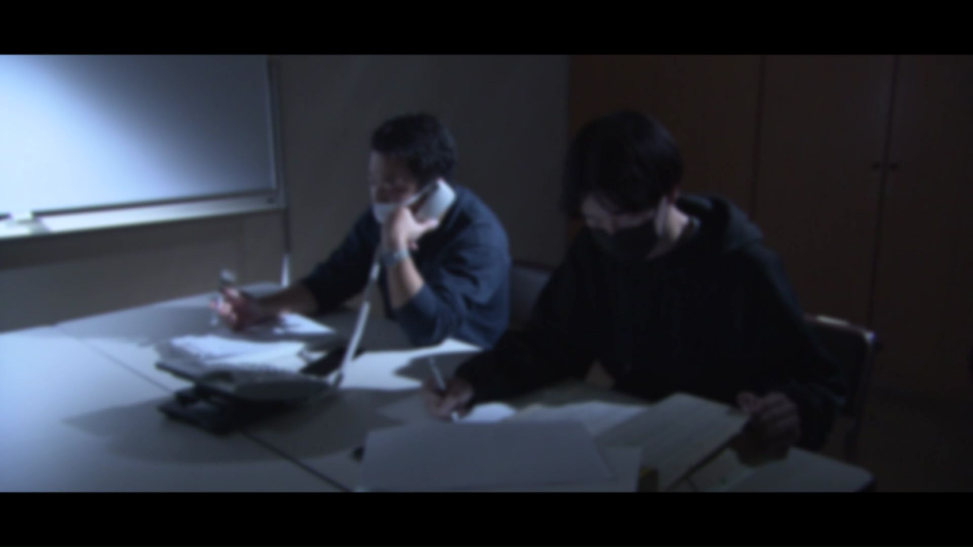 電話で指示を出す容疑者ら（イメージ）
