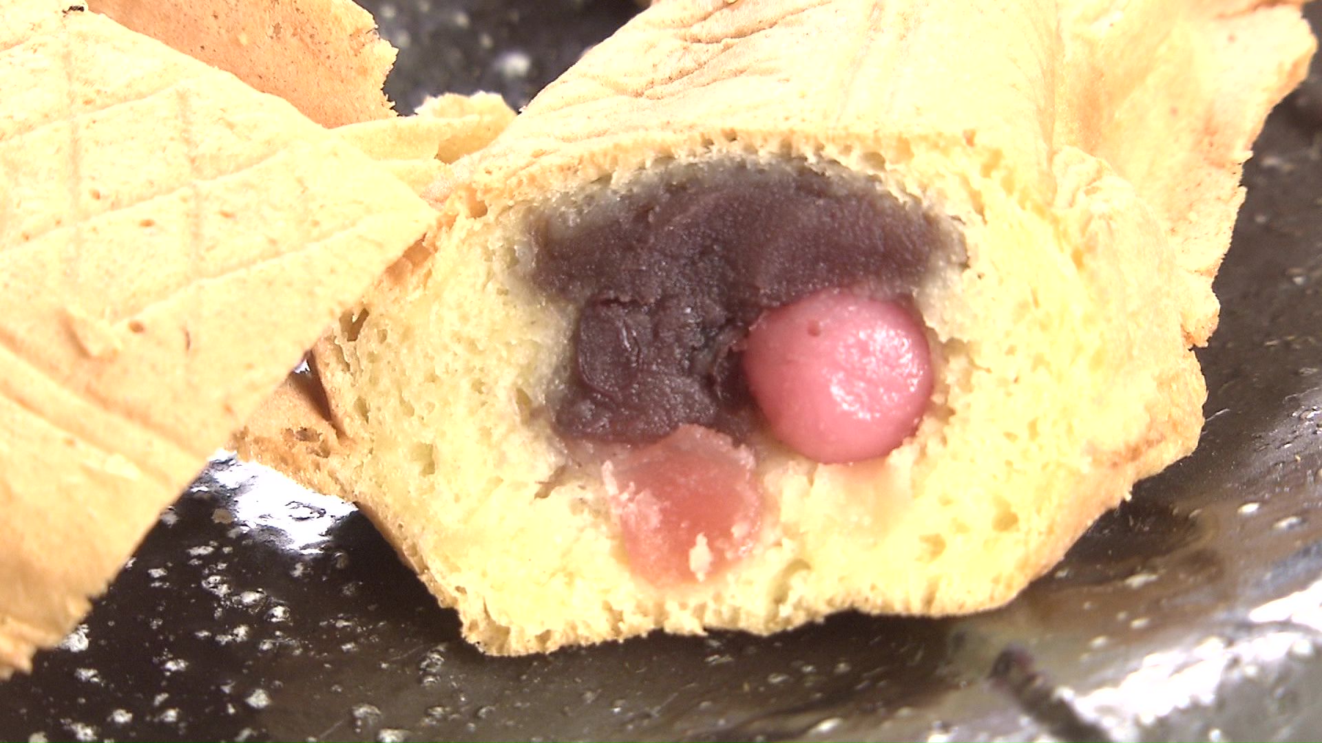 中には“イクラ”に見立てたピンクの白玉