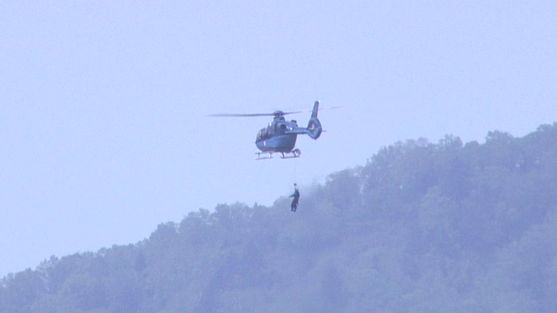 現場は山頂から約50メートル下の登山道上