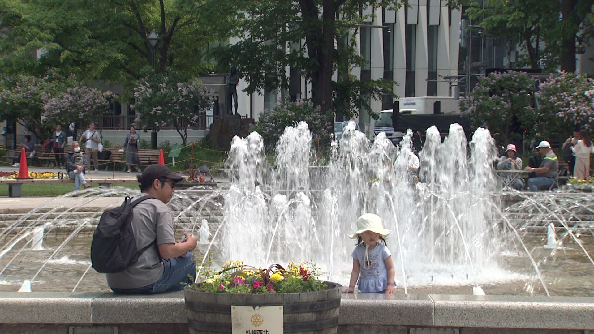 噴水付近で涼む人たち