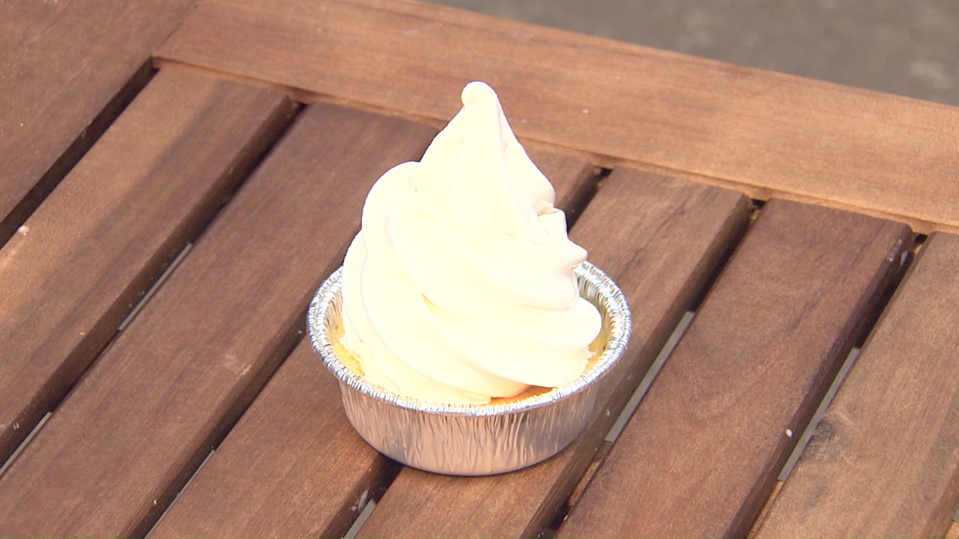 カタラーナの上にソフトクリームが