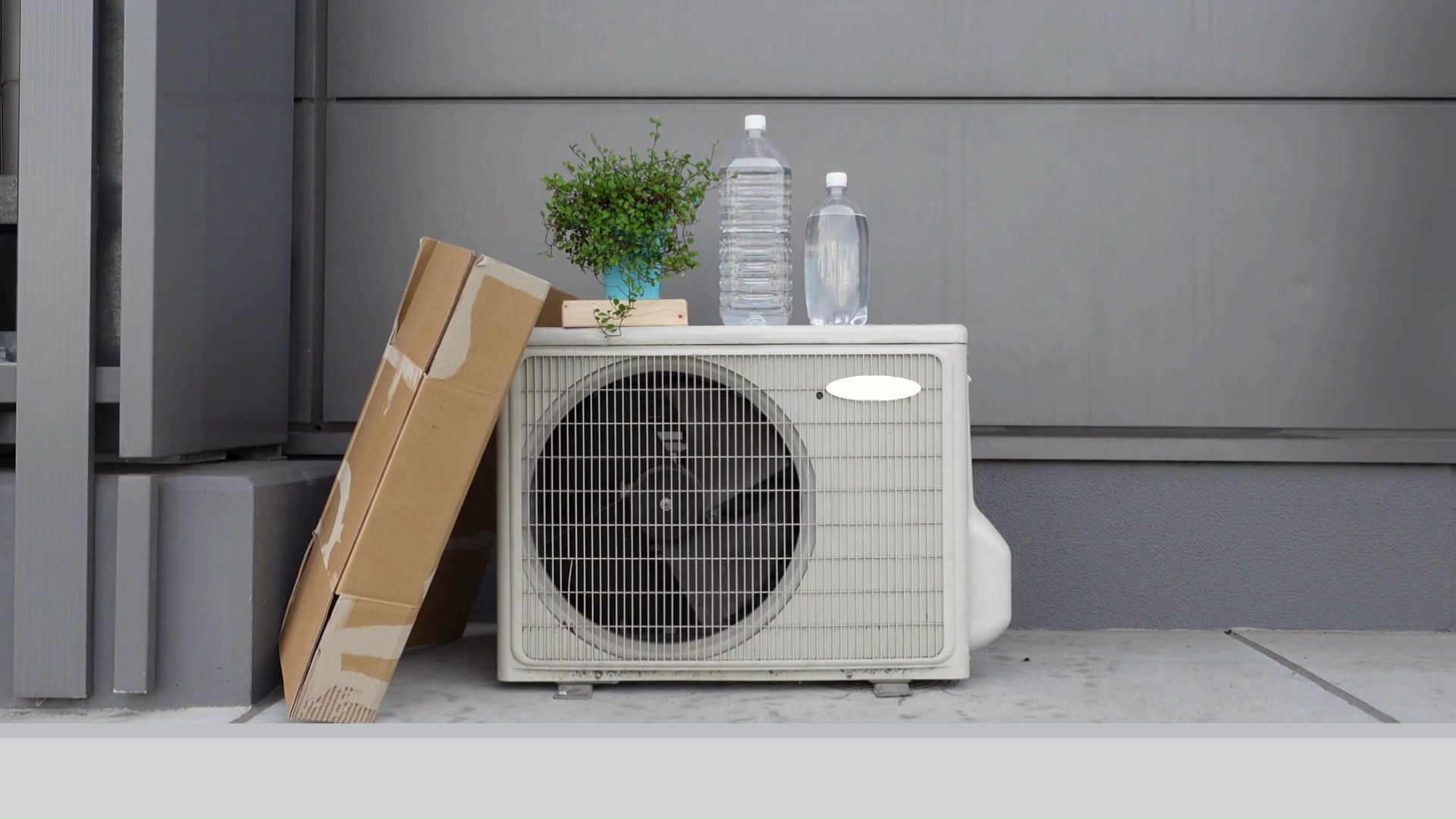 室外機周辺に物を置いておくと…(提供:NITE(製品評価技術基盤機構))