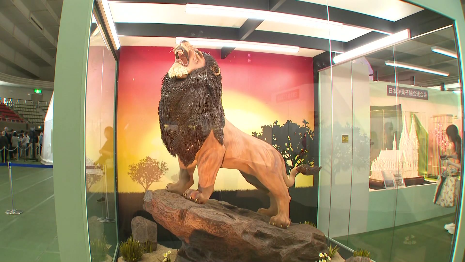 インパクトのある工芸菓子も並ぶ