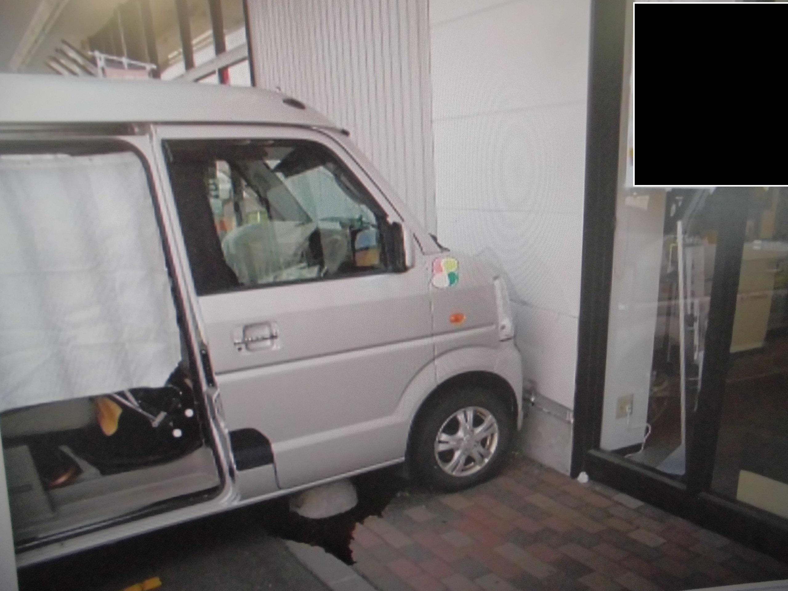 店に突っ込んだ車(提供:北海道警)