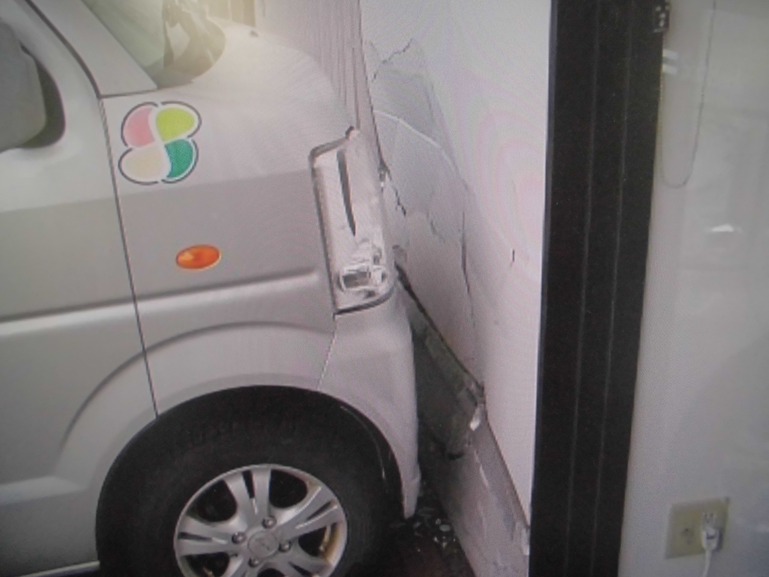 店に突っ込んだ車(提供:北海道警)