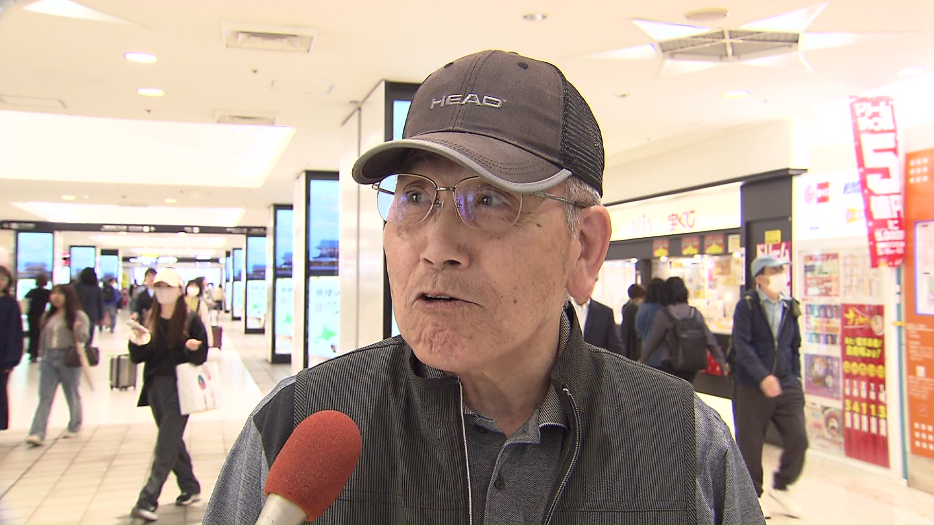 悲報を聞いた街の人は