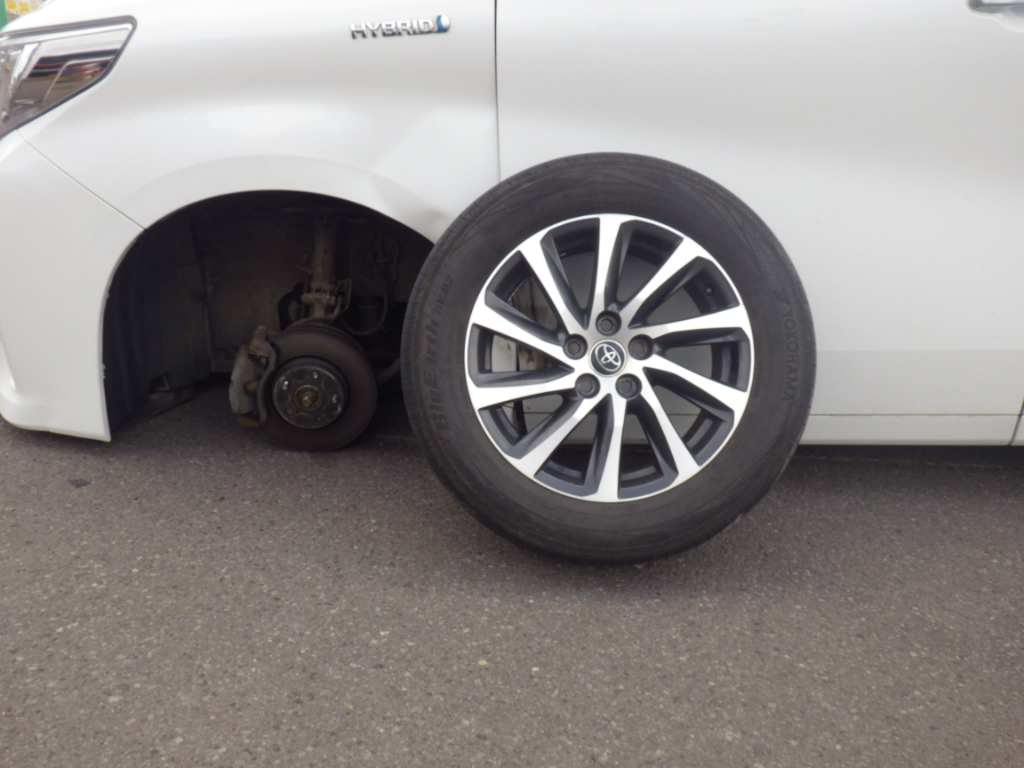 タイヤが外れた乗用車（提供：道警）