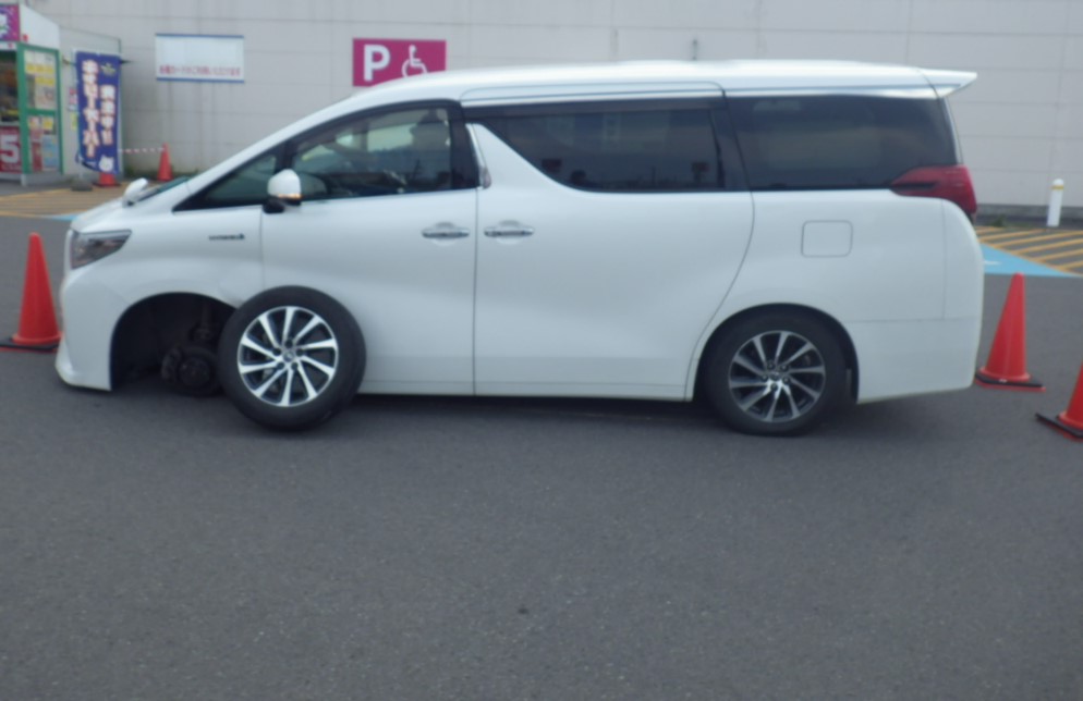 【ワゴン車の左前輪タイヤ脱落】スーパー駐車場で3台の車に衝突、ケガ人なし、4月下旬に自分で夏タイヤに交換、以降増し締めはせず＜北海道八雲町＞