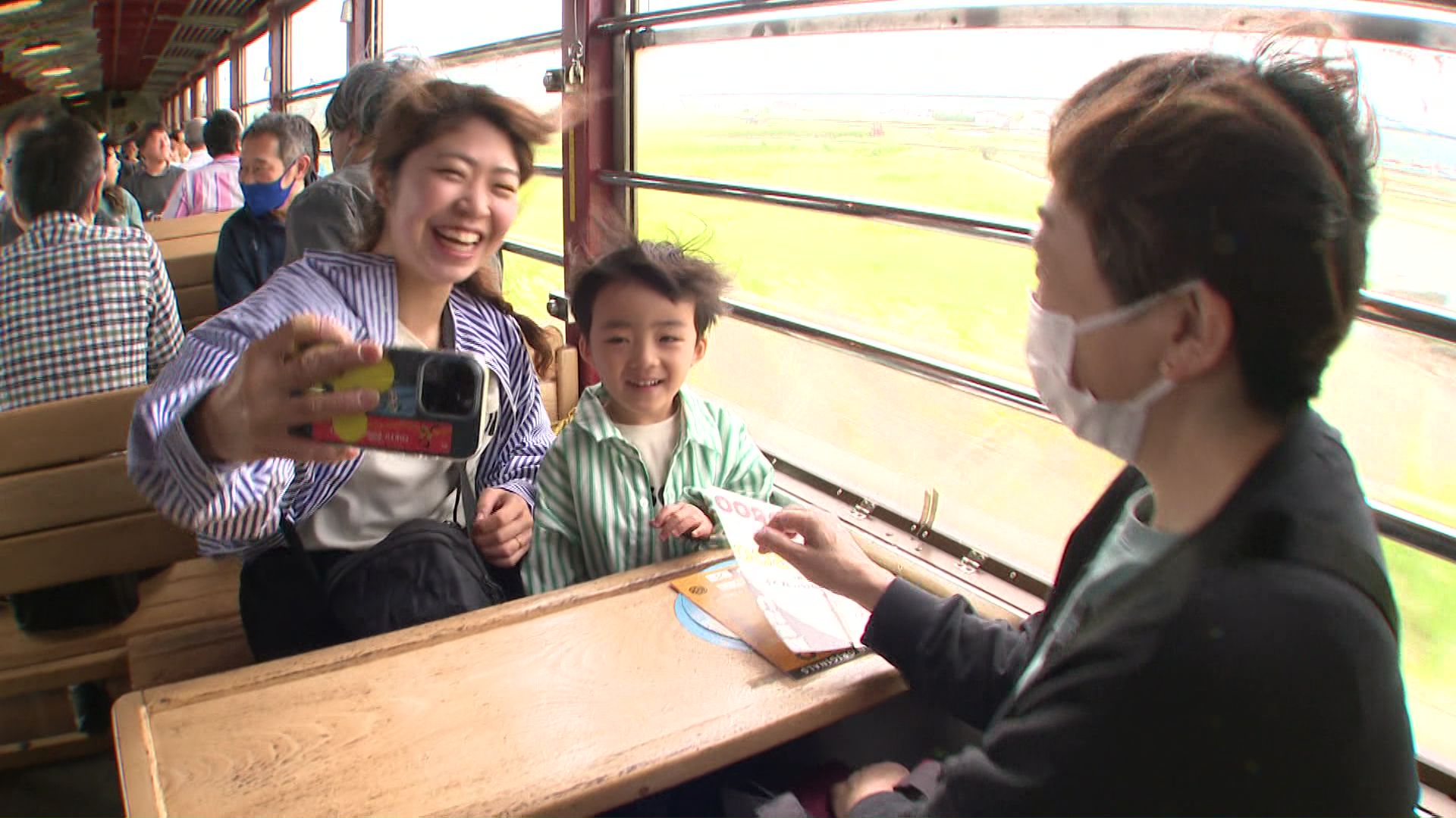 景色とグルメを楽しむ乗客